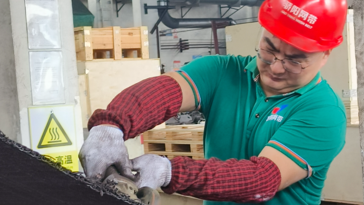 安裝方向對淬火爐網帶使用壽命的影響